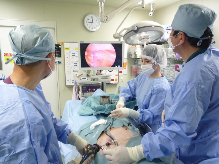 腹腔鏡手術（TAPP法）を行っている小田院長と松村外科部長。
